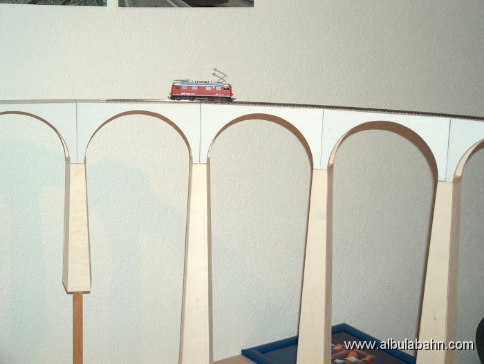 HPIM4493.JPG - Erste Lok auf dem Landwasserviadukt.