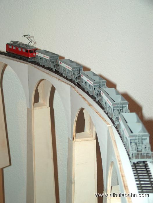 HPIM4496.JPG - Schotterwagenzug auf dem Landwasserviadukt.