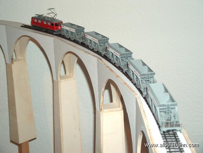 HPIM4497.JPG - Schotterwagenzug auf dem Landwasserviadukt.