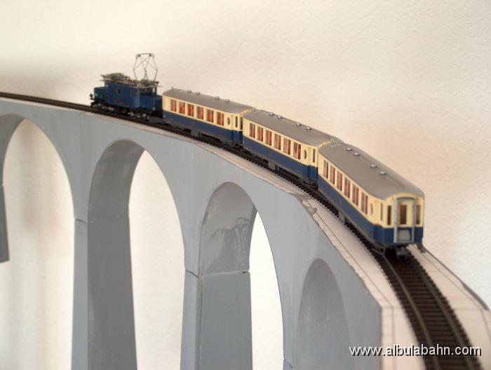 HPIM4524.JPG - Salonwagenzug auf dem Landwasserviadukt.