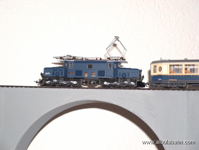 HPIM4526.JPG - Salonwagenzug auf dem Landwasserviadukt.