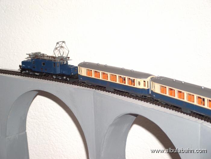 HPIM4527.JPG - Salonwagenzug auf dem Landwasserviadukt.