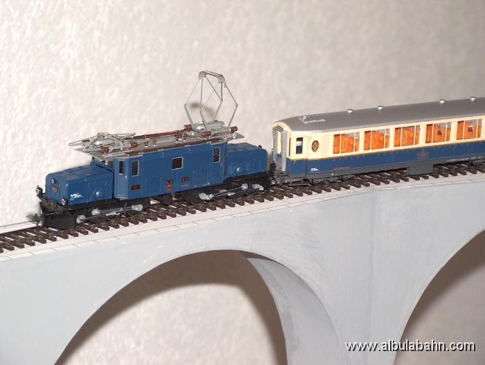 HPIM4531.JPG - Salonwagenzug auf dem Landwasserviadukt.