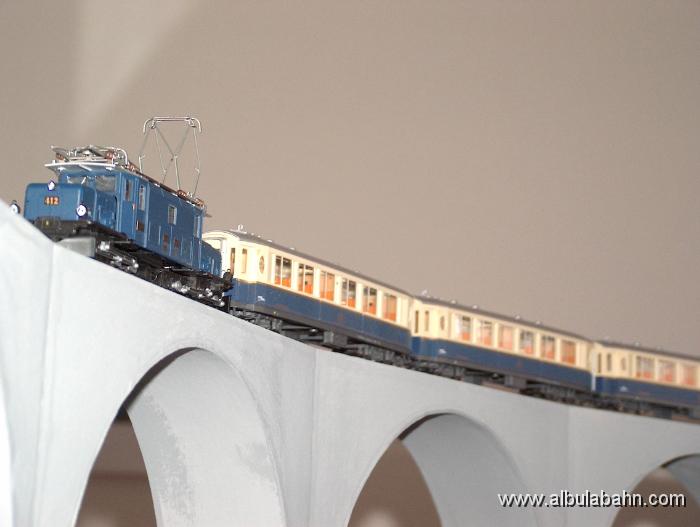HPIM4532.JPG - Salonwagenzug auf dem Landwasserviadukt.