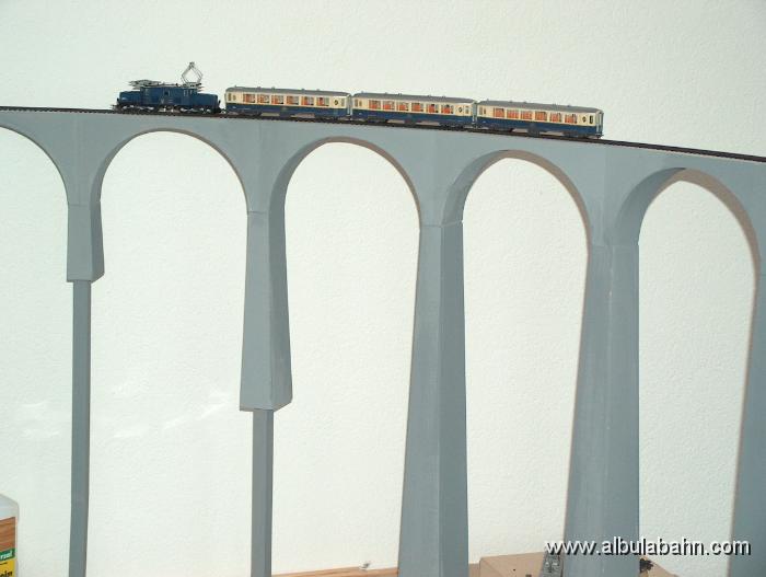 HPIM4533.JPG - Salonwagenzug auf dem Landwasserviadukt.