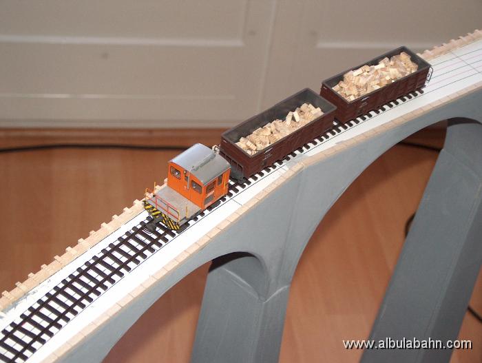 HPIM4814.JPG - Bauzug auf dem Landwasserviadukt.