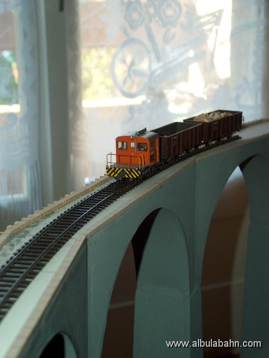 HPIM4815.JPG - Bauzug auf dem Landwasserviadukt.