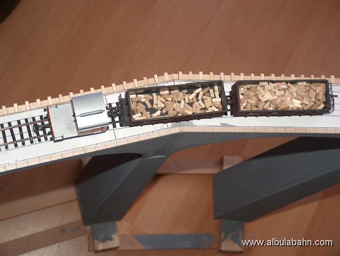 HPIM4816.JPG - Bauzug auf dem 74cm hohen Landwasserviadukt.