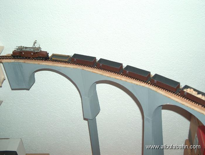 HPIM4818.JPG - Güterzug auf dem Landwasserviadukt.