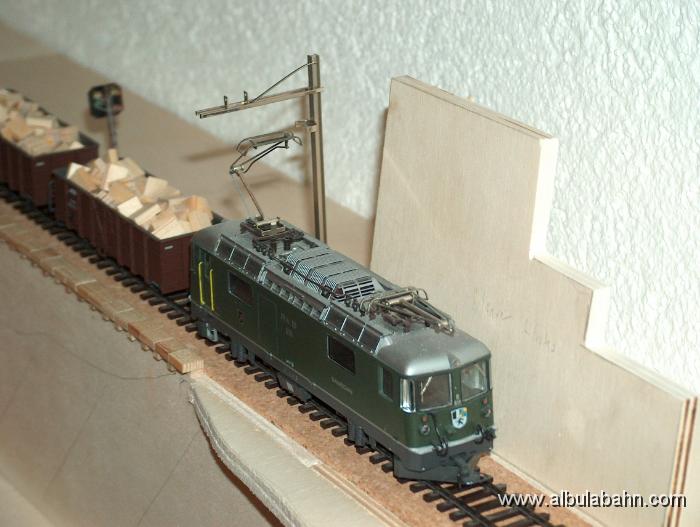 HPIM4812.JPG - Grüne Ge 4/4 II mit Güterzug kurz vor dem Landwasserviadukt.