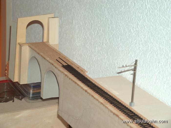 HPIM4819.JPG - Fertiger Rohbau des Lehnenviaduktes.