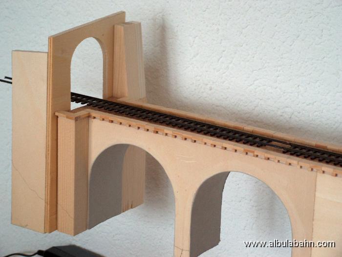 HPIM5499.JPG - Fertiger Rohbau des Lehnenviaduktes.