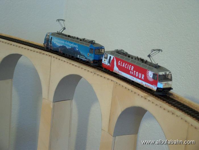 HPIM6812.JPG - 2 neue Loks auf dem Schmittentobelviadukt.