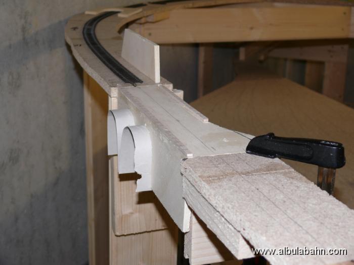 P1020614.JPG - Das neue Viadukt wird zu ersten mal eingepasst.