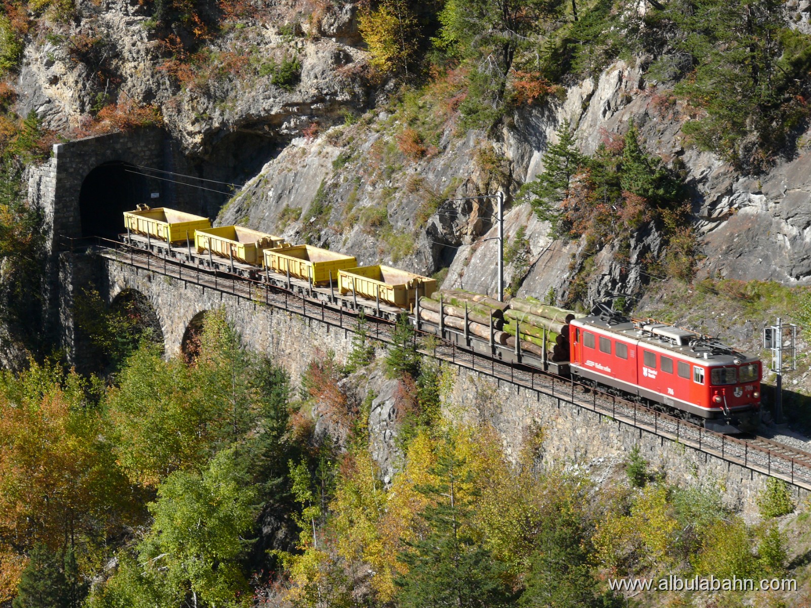 P1090446.JPG - Kurz vor dem Landwasserviadukt